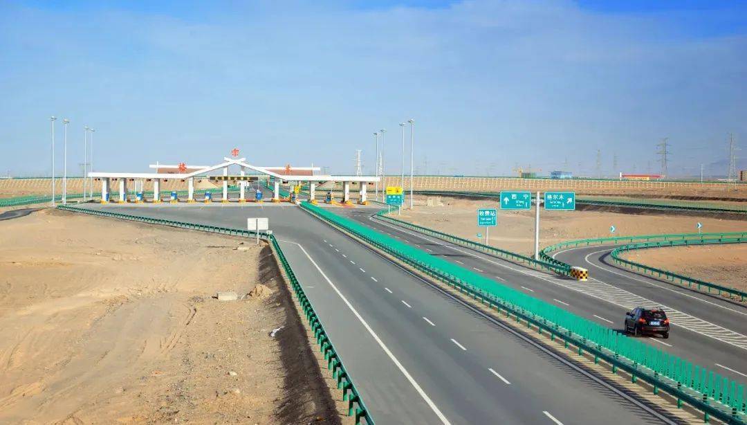 打造建设了包括公路港,铁路港和航空港三部分组成的格尔木国际陆港,将