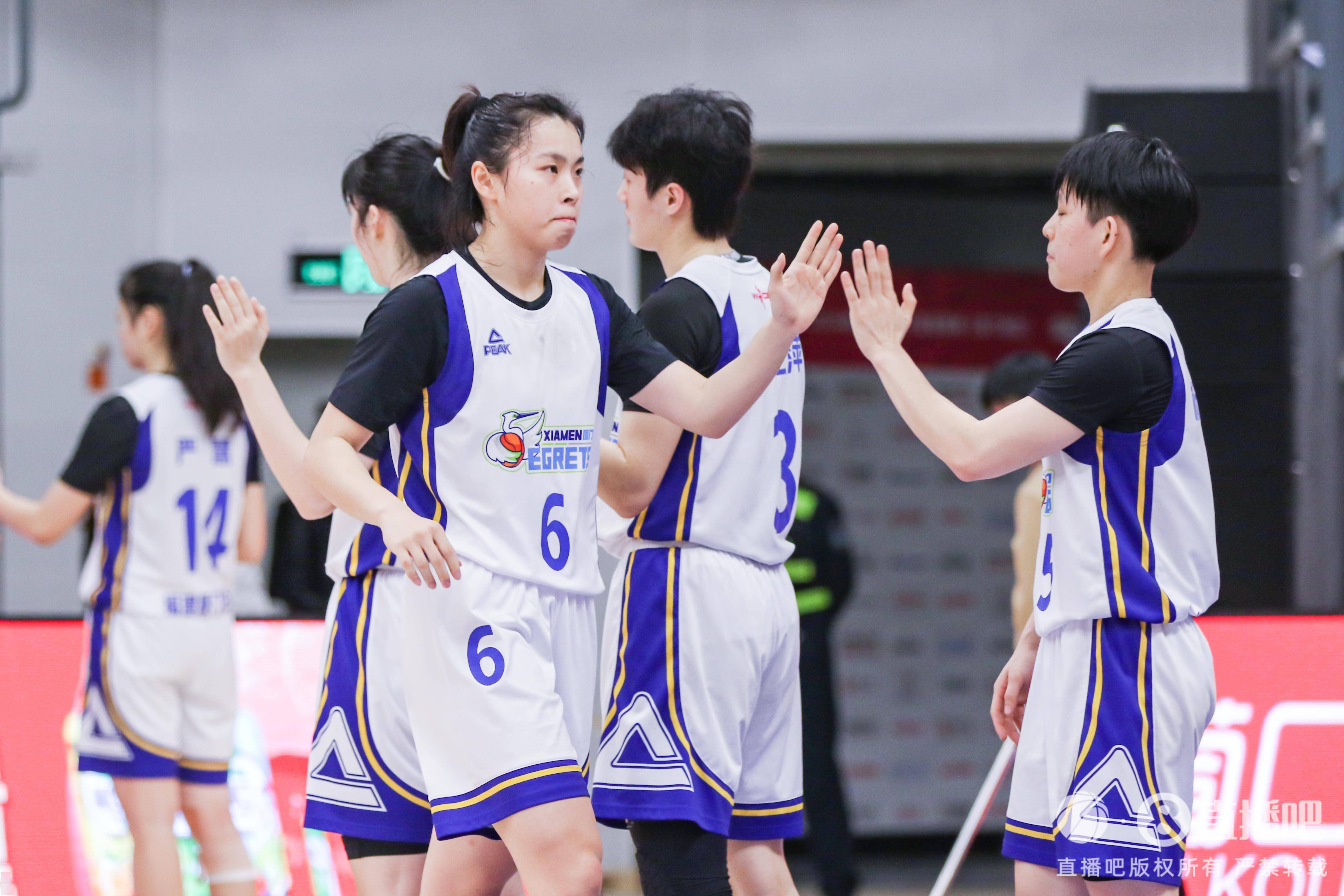 广东女篮58分大胜:杨舒予赛后给球迷签名 杨力维低烧本场缺阵_比赛