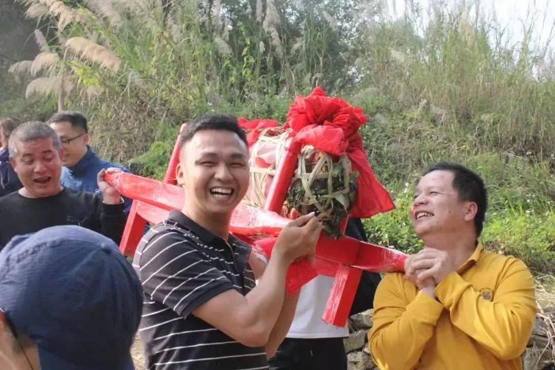 抢花炮是新兴天堂人民最盛大的民俗节目之一,人们将