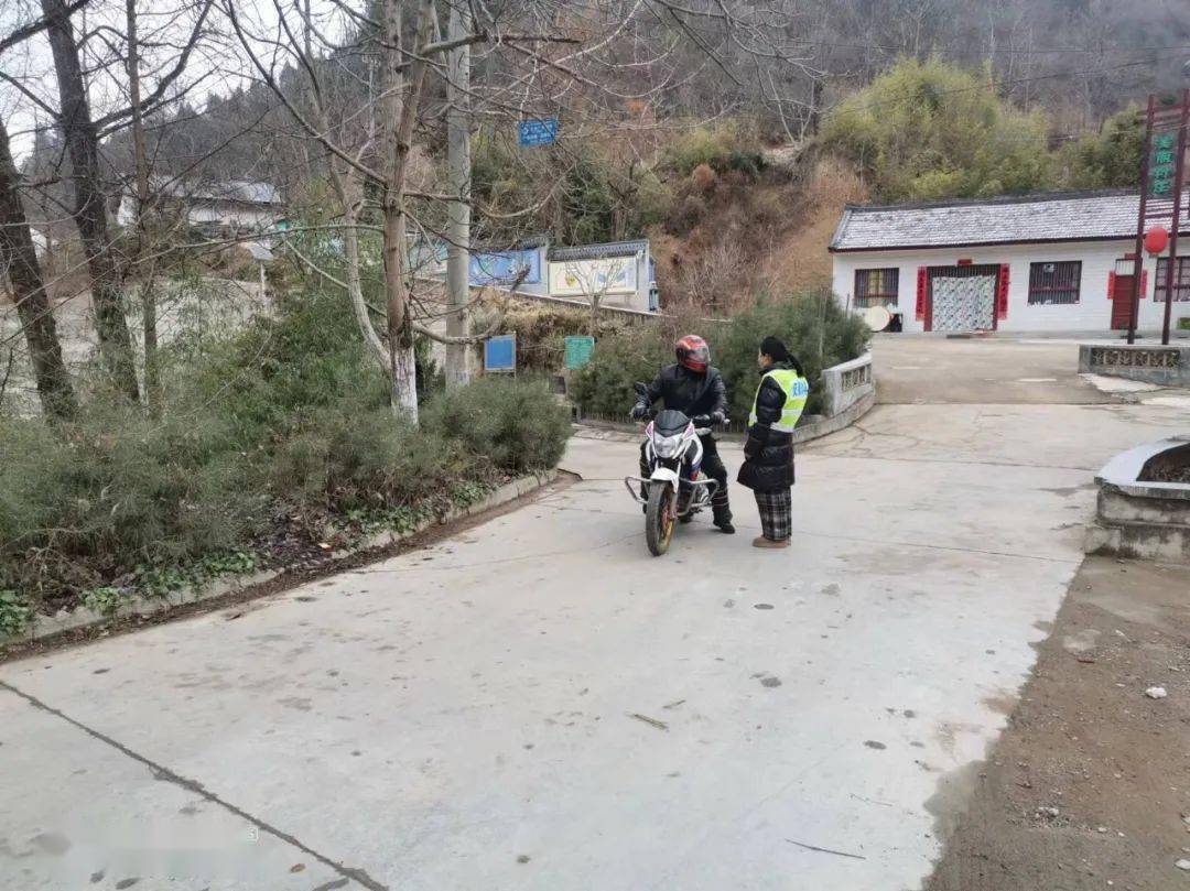 近日来,显龙镇域内雨雪天气持续,为积极应对雨雪冰冻