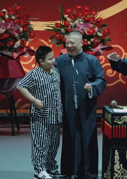郭德纲直接把德云社的徒弟们找来,配合郭汾阳一起拍摄《子不语我语》