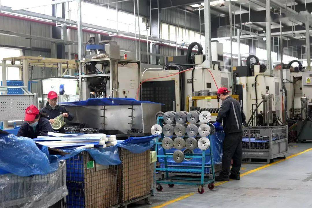 经开区的四川威斯卡特有限责任公司生产车间内一派忙碌的景象.