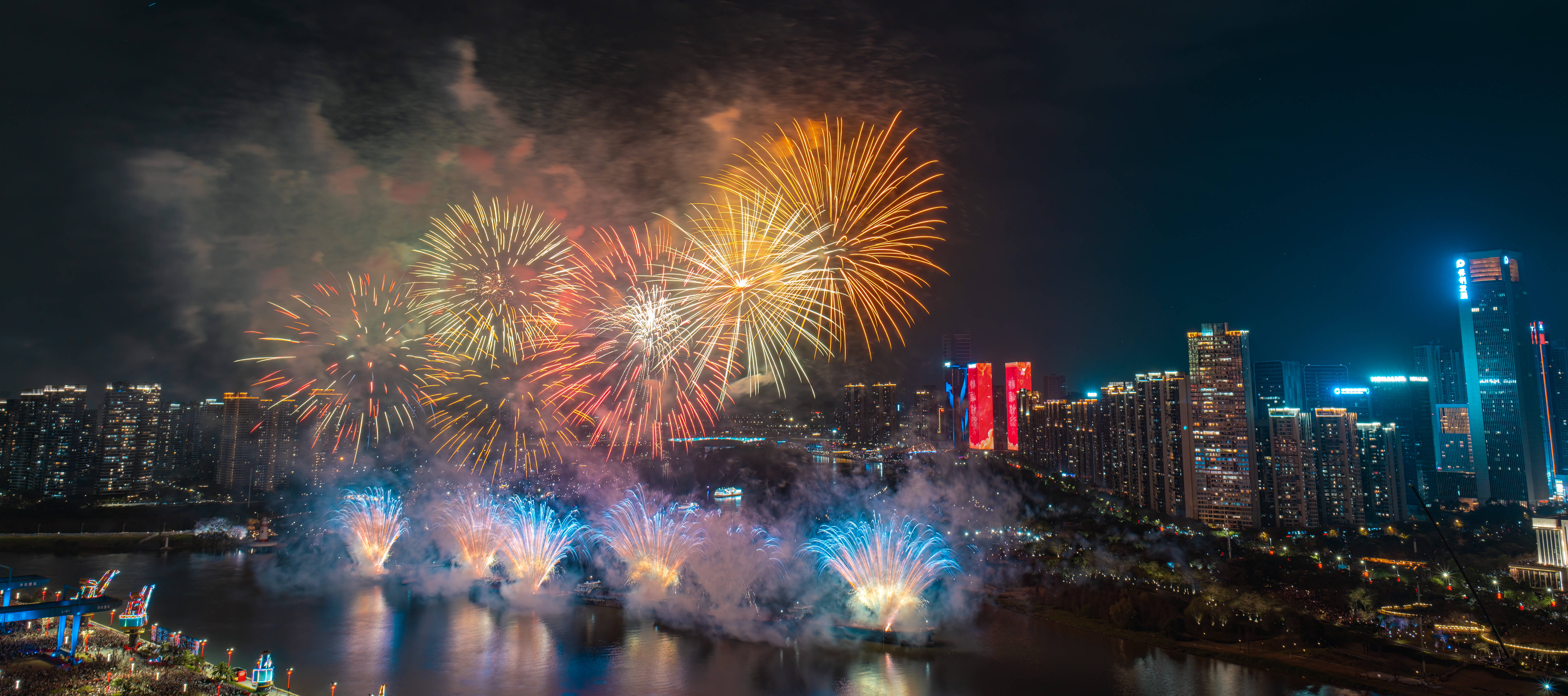 春节烟花夜景图片