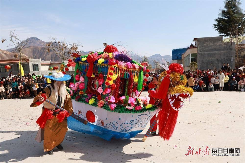 武都区宗家堡村社火耍出满堂彩_甘肃_陇南市_旱船