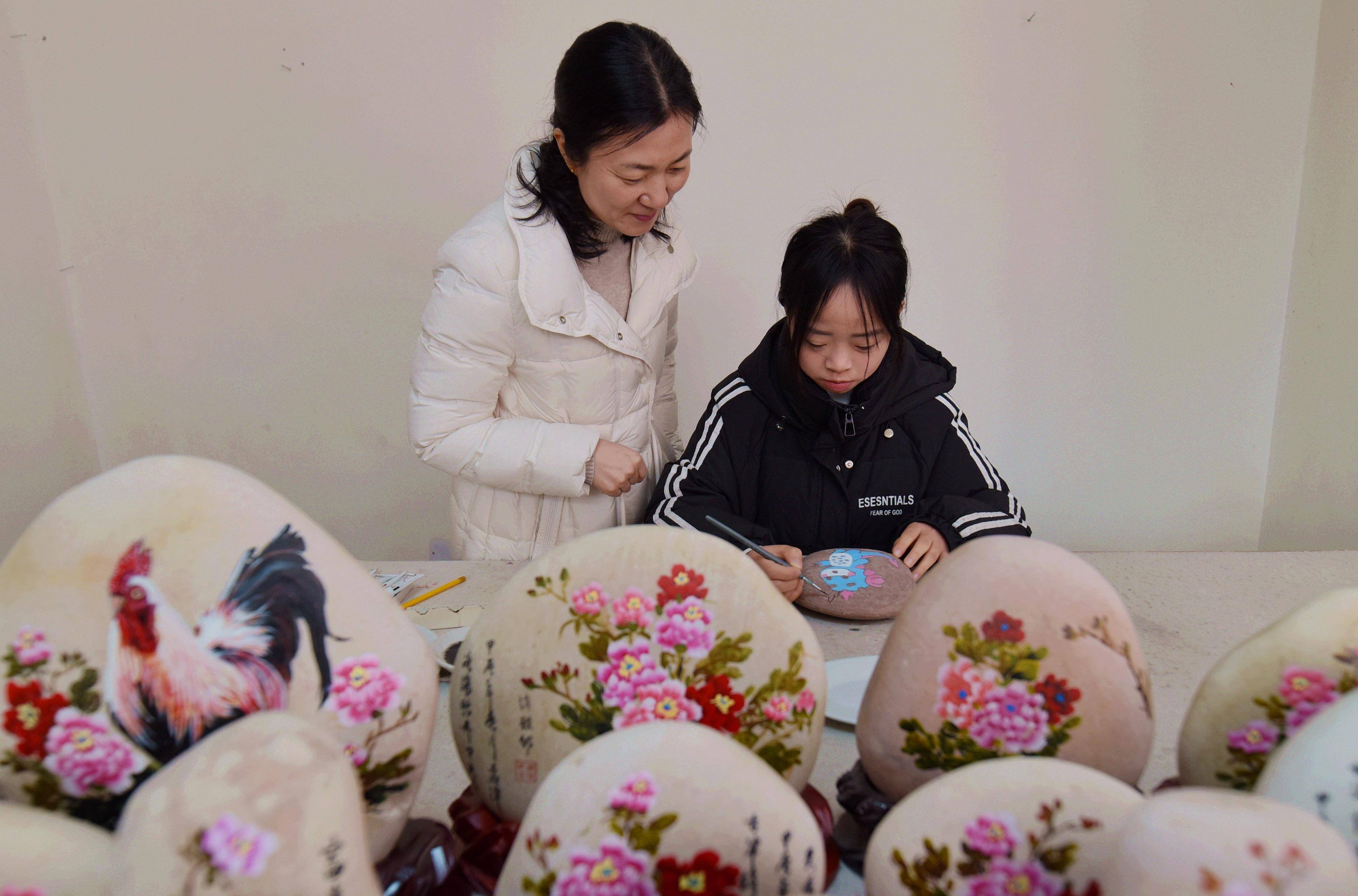 位于黄河岸边的白鹤镇,以盛产黄河奇石闻名,近年来,白鹤镇把黄河石画