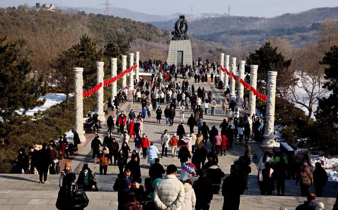 龙石风景旅游区由龙鼎山景区和石洞沟景区两部分组成.