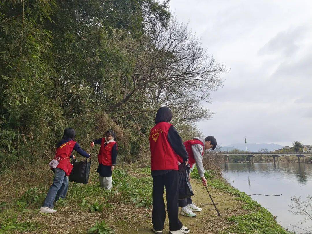 活动现场,龙青志"河小青"志愿者们身着红马甲,手持夹钳,垃圾袋,发挥不