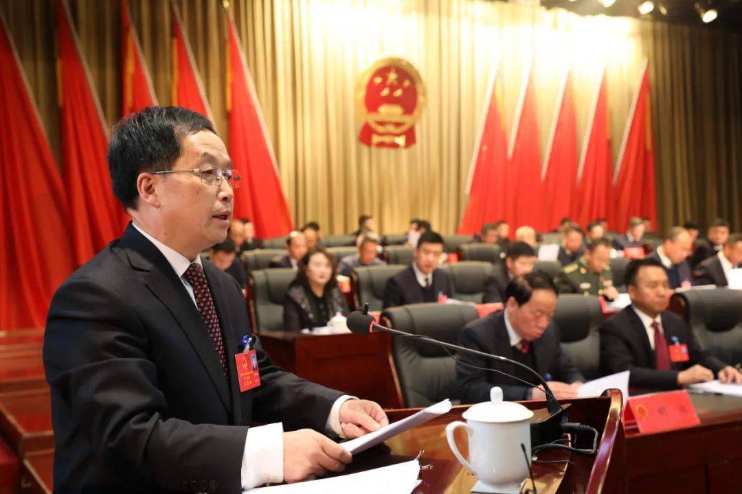 苏志强受县人大常委会委托,向大会报告工作.