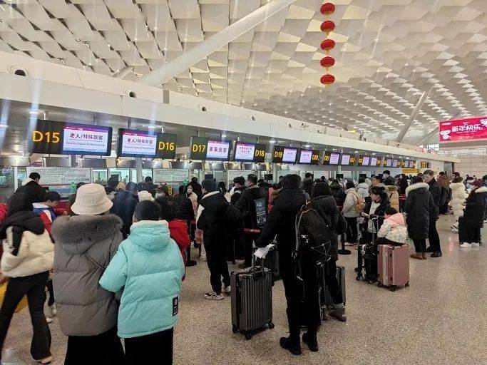 2月20日下午2时左右,郑州机场周边出现冻雨,冰粒,大风等多种天气