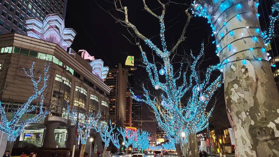 飞舞在南京西路上的"光影巨龙"串联起的璀璨夜景比诗人笔下的花火灯会