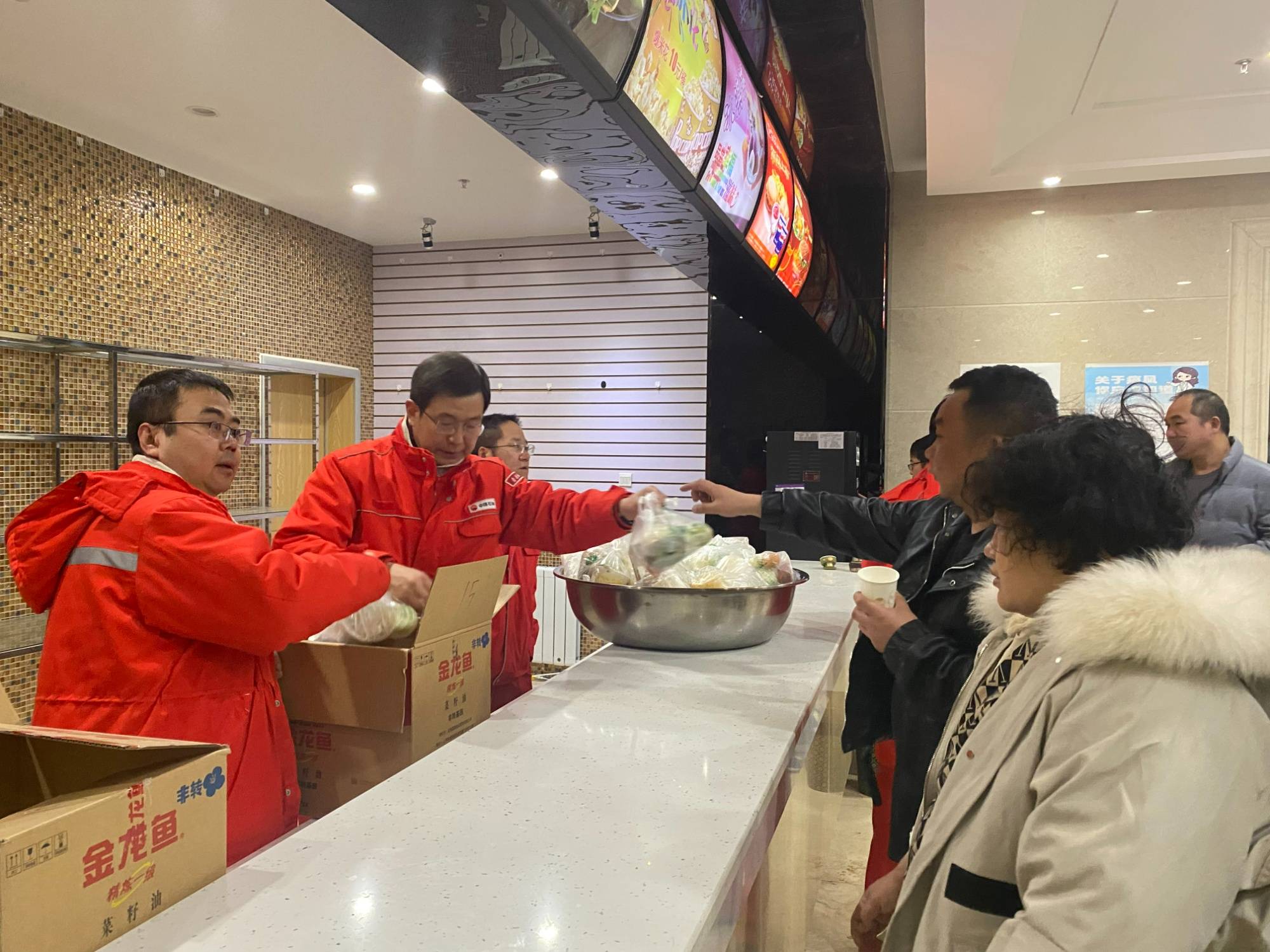 青海油田:风雪寒潮无情石油红温暖归家路_旅客_新疆_大厦