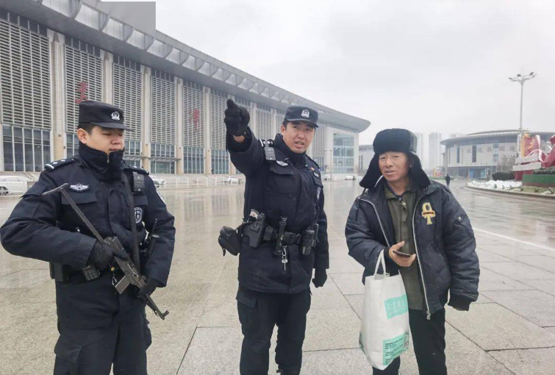 "白雪"披硬装 "警"色暖人心_群众_普法_公安特警