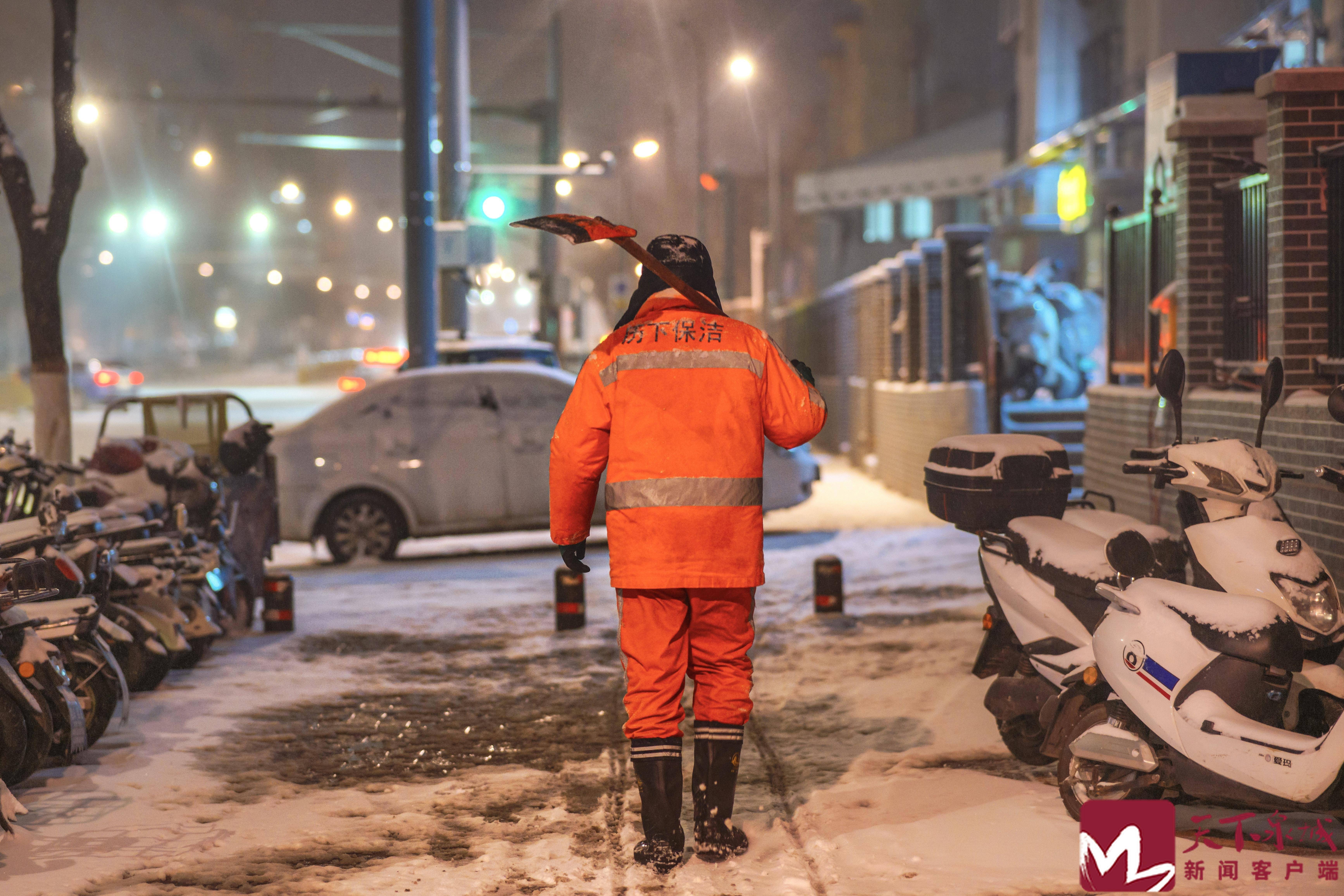 凌晨街头这一幕让人动容!_显得_城市_冬夜