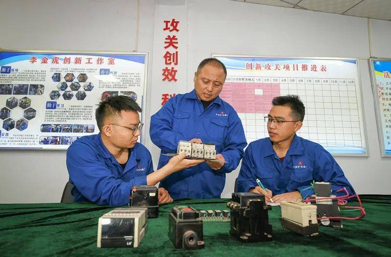 "李厂长作为洗煤专业创新工作室的带头人,会定期组织我们就生产中遇到