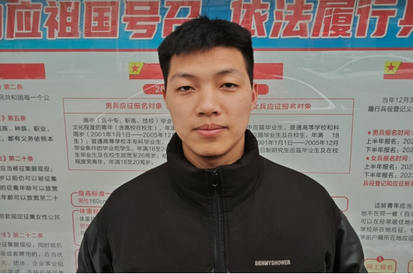 应征青年由征兵办工作人员引导转场,有条不紊地进行抽血,眼科,外科
