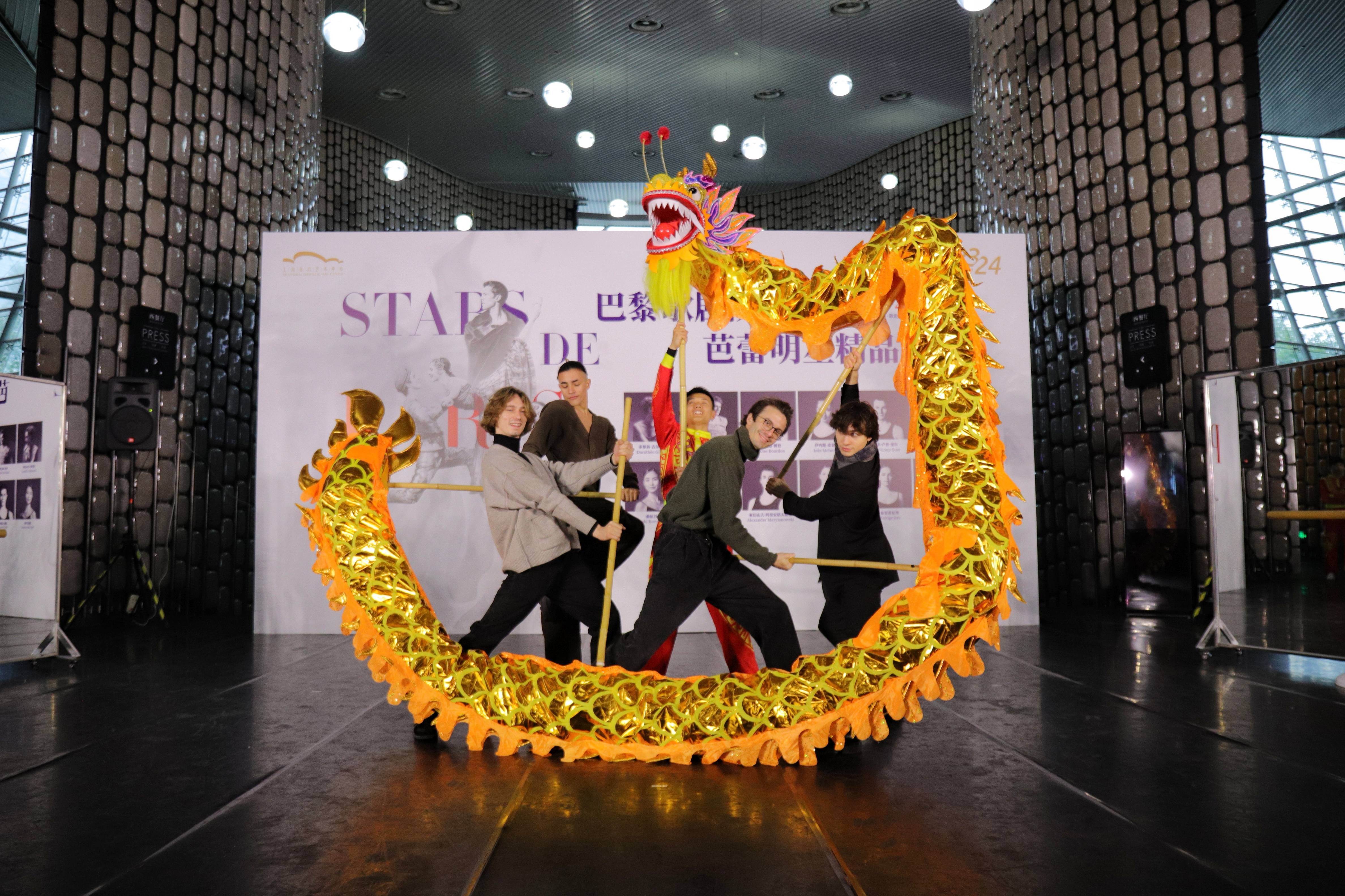 舞者们参与舞龙表演中法舞者展开舞蹈交流一位粉裙姑娘在盘鼓上纵跃腾