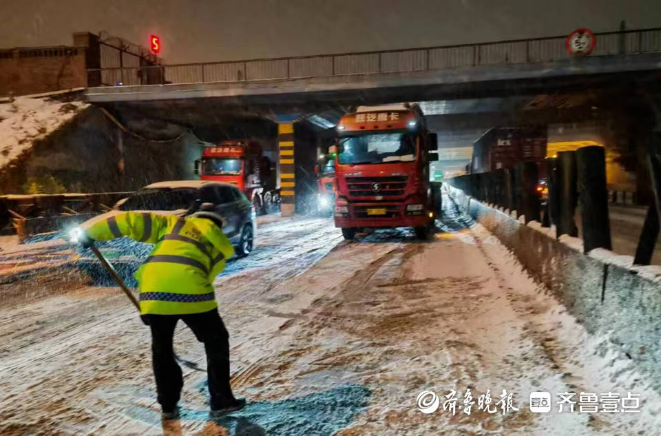 低温寒潮天,青岛交警力保交通安全_同三高速公路_车辆_警车