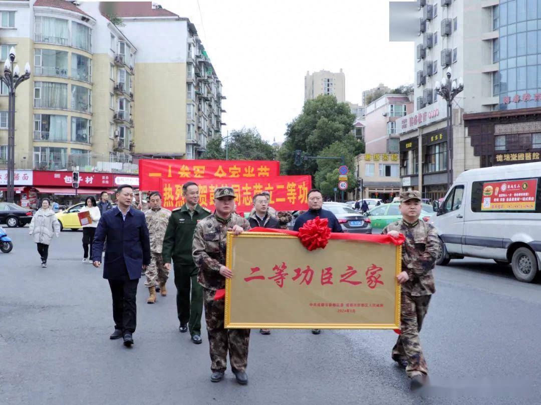 2001年9月入伍,现为中国人民解放军93420部队一级飞行员,空军上校军衔