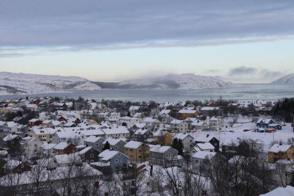 挪威北极小镇希尔克内斯的冬日景色_新华社_格尔_中心镇