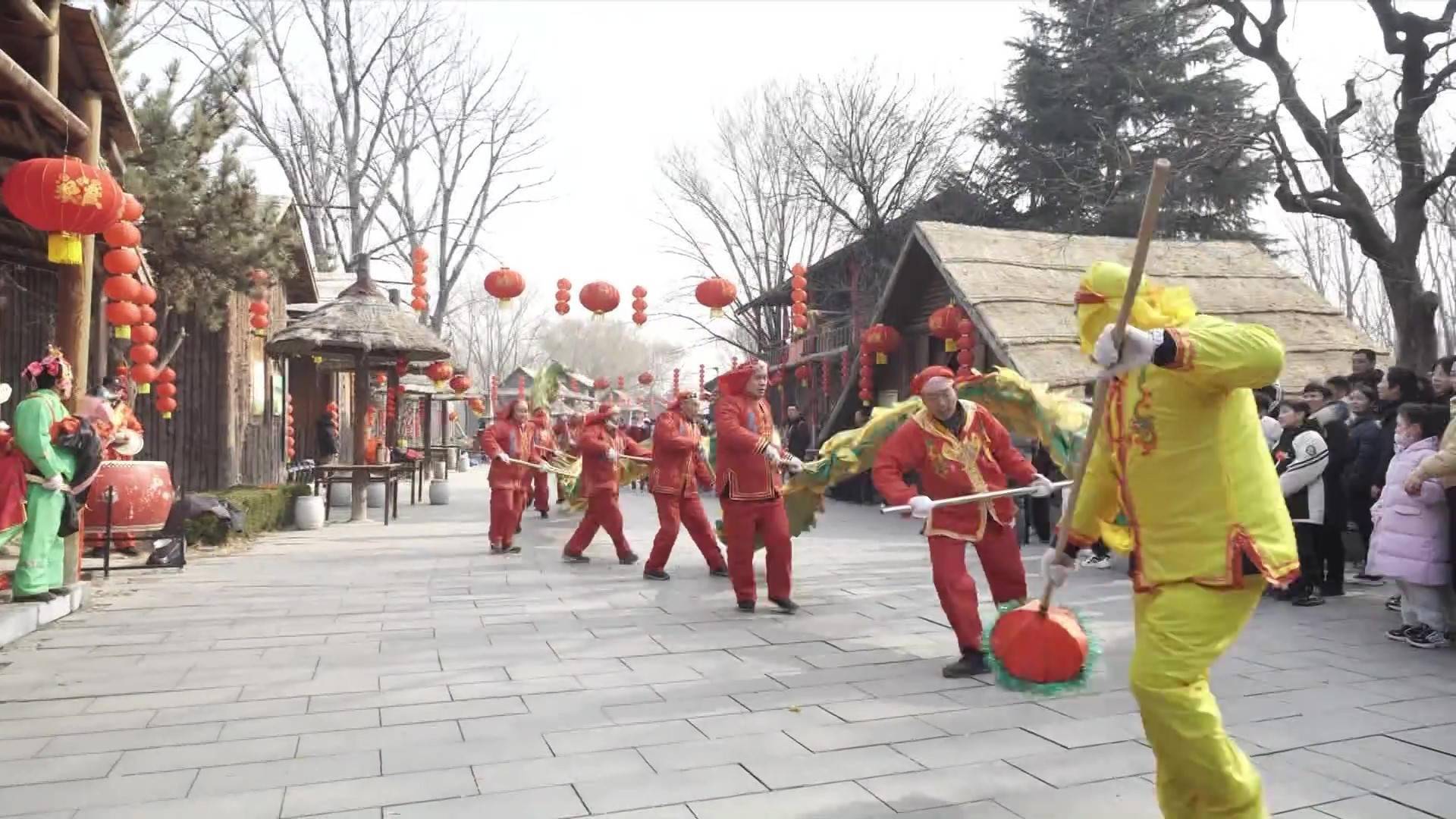 春节期间,徂徕山滑雪场人气爆满,很多市民游客在雪道上纵横驰骋,放飞