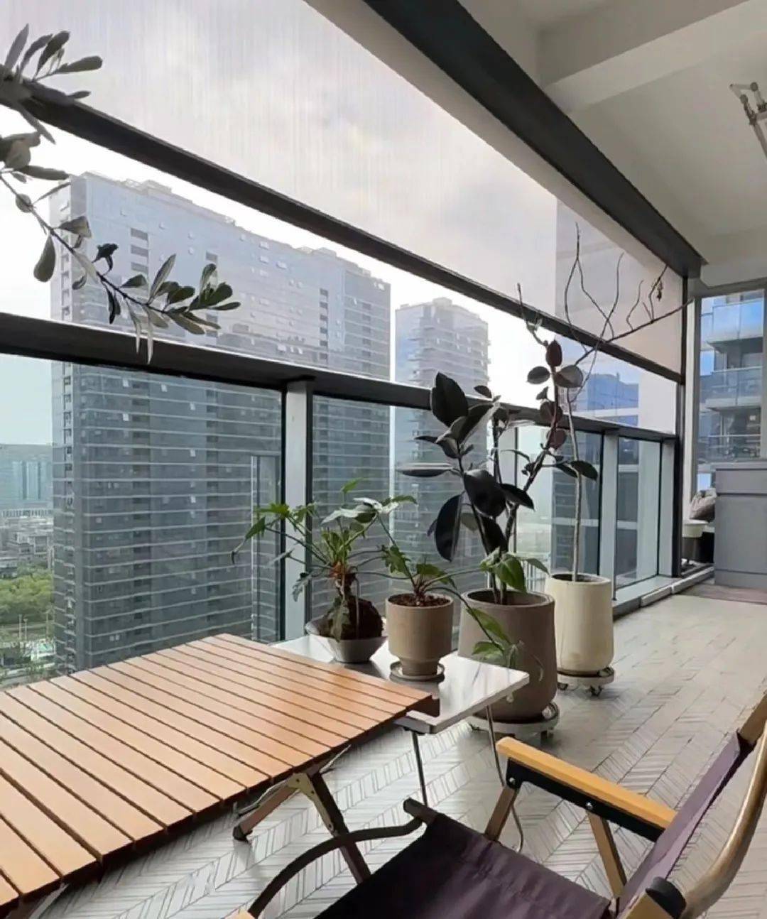 03折叠门对于一些不允许在小区内包进阳台的住户来说,折叠门封阳台