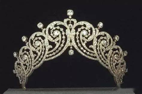 科普| crown?tiara?大家常说的王冠到底是哪一种?_皇冠_tiara_头冠