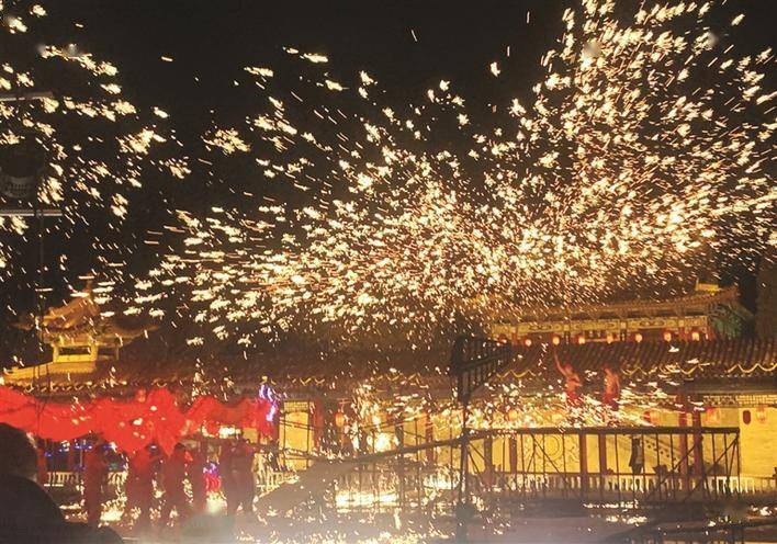 夜幕初降,汾阳市贾家庄生态园内各式各样,五彩缤纷的主题花灯竞相绽放