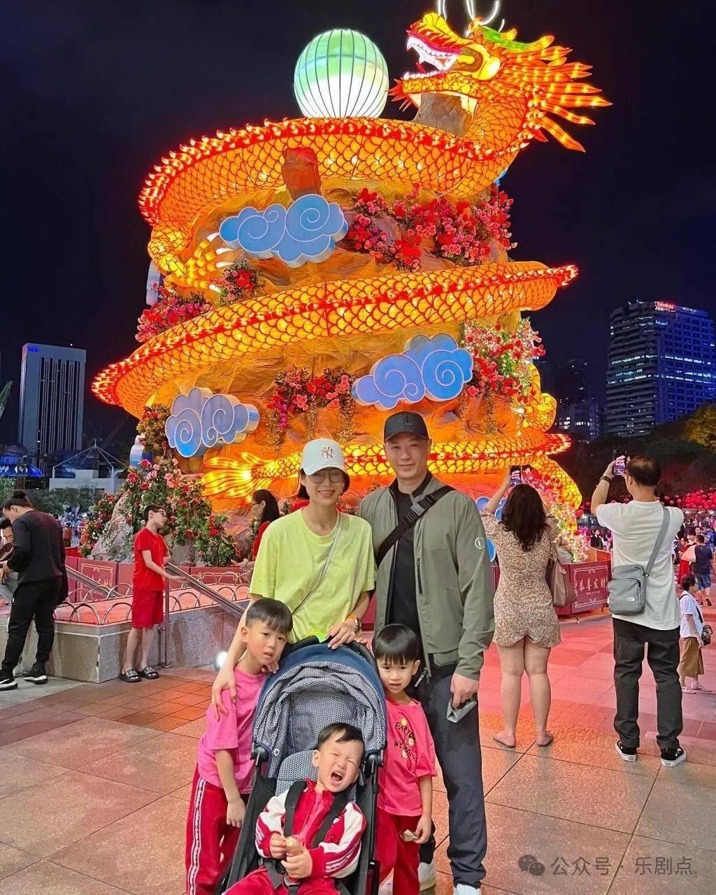 两个儿子最宠老幺,又搂又牵不撒手_承德_澳门_水上乐园
