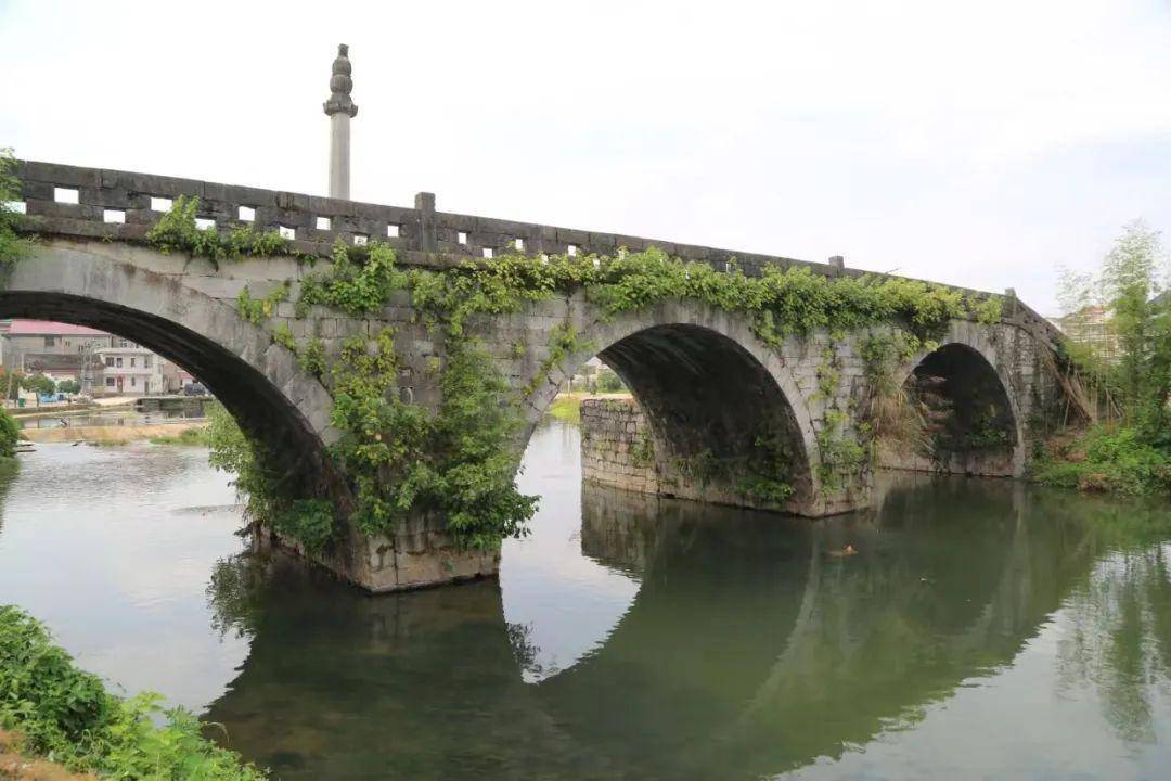 2曹溪新屋古桥曹溪新屋古桥位于弋阳县曹溪镇曹溪村和新屋村交界的河