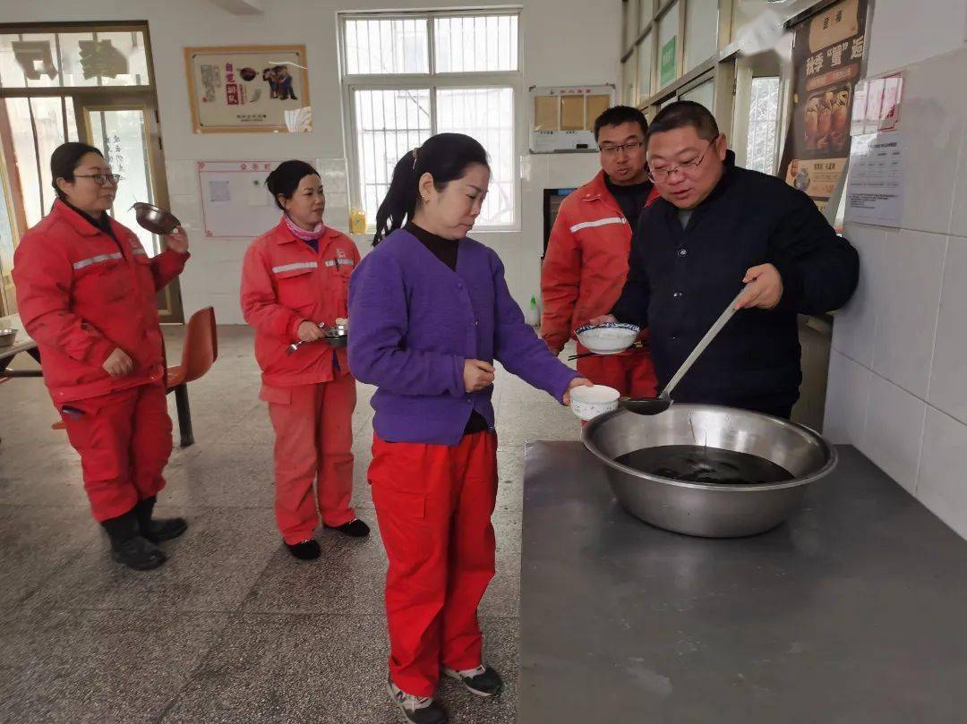 运行维护岗孙艳阳,孔令军,张雪健,高俊哲为保证韦9岗24口油井正常生产