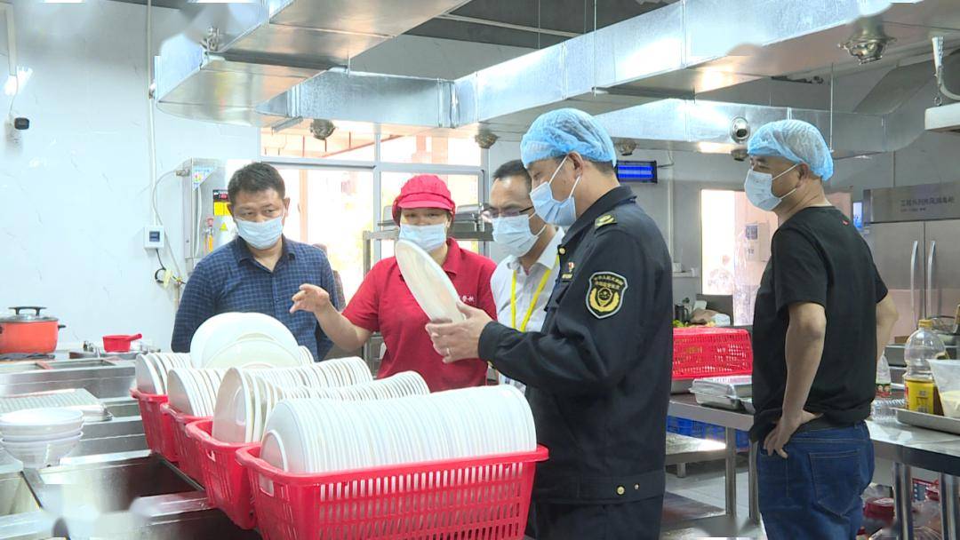 行动中,县市场监督管理局执法人员先后到龙川第一实验学校,卓峰学校等