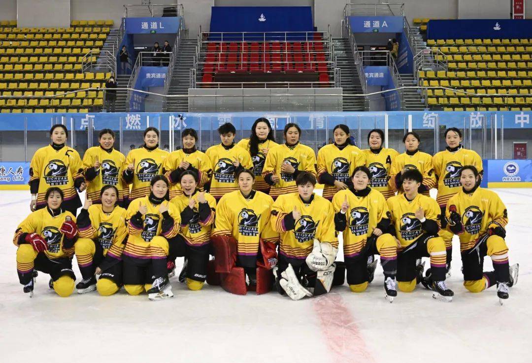 关晓波告诉记者,四川已建立起女子冰球成年,青年,少年三支梯队,共有70