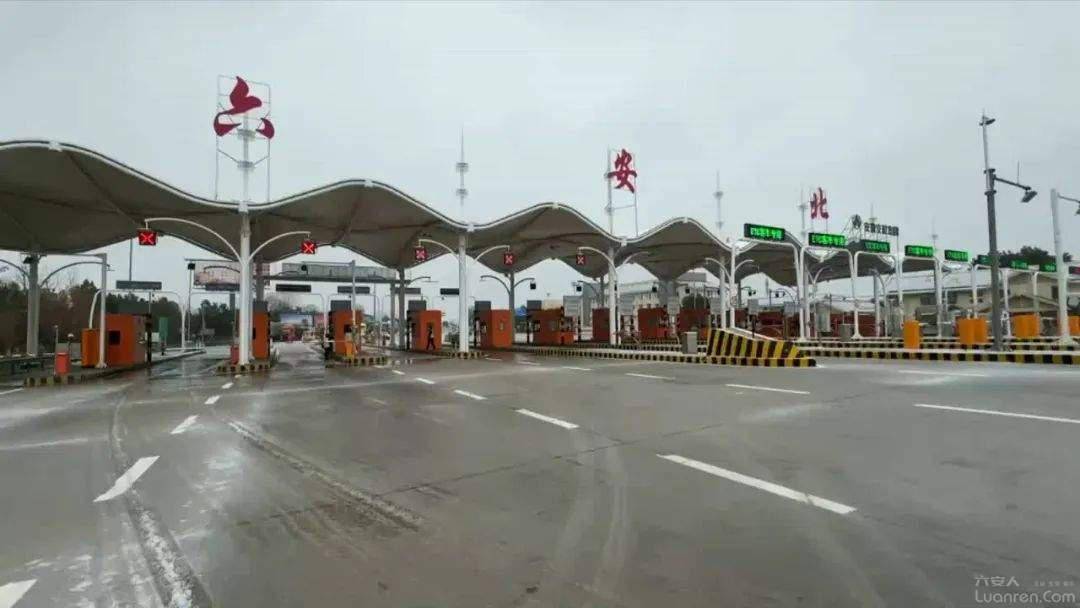 六安境内多条高速公路入口封闭!_罗集_积雪_路面