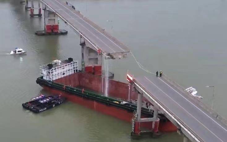 Affected by the collision and breakage accident of the Lixinsha Bridge，Guangzhou Sanmin Island Emergency Water Stop No passengers on the submerged bus