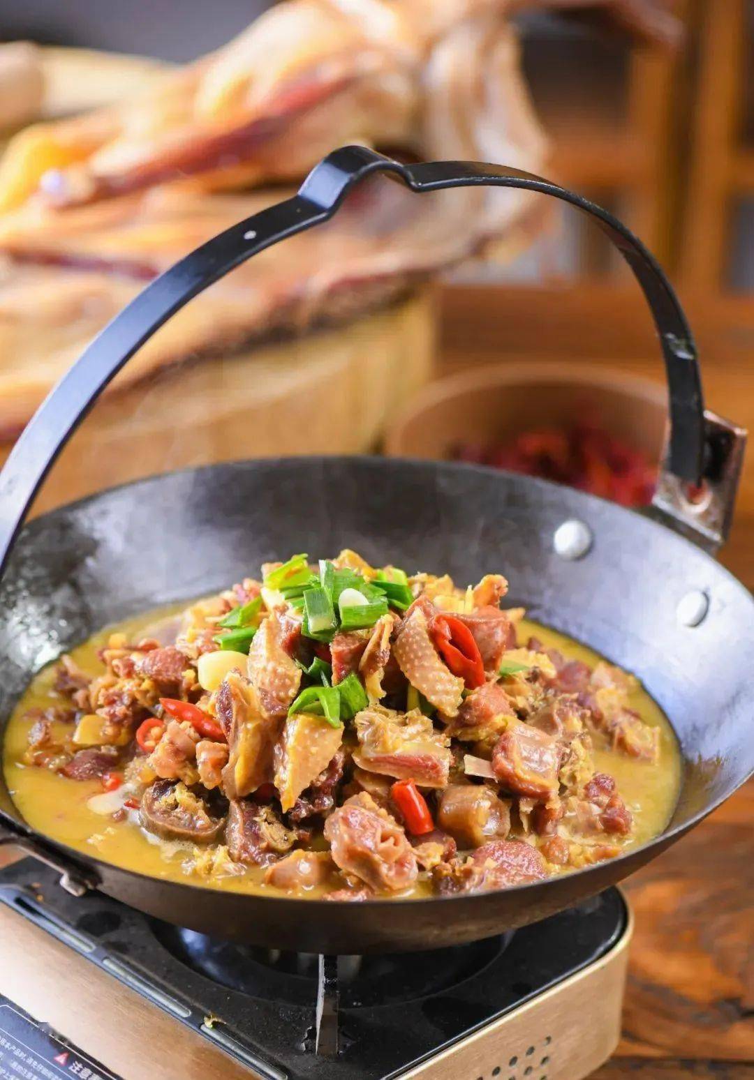 调料:菜籽油50克,猪油50克,鸡精5克,味精5克,豆瓣酱10克,黄剁椒30克