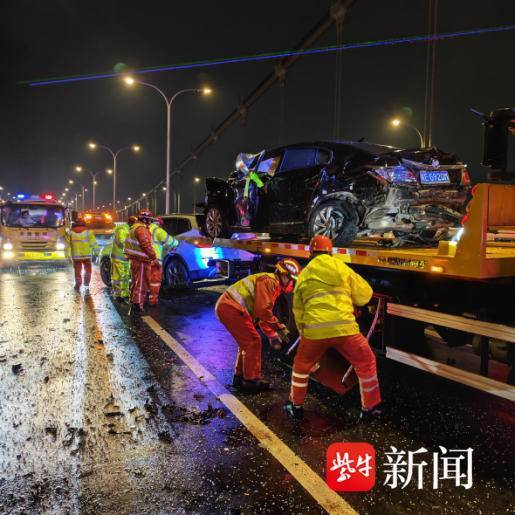路面湿滑,镇江五峰山大桥连发多起车祸,20余辆车发生碰撞_事故_处置