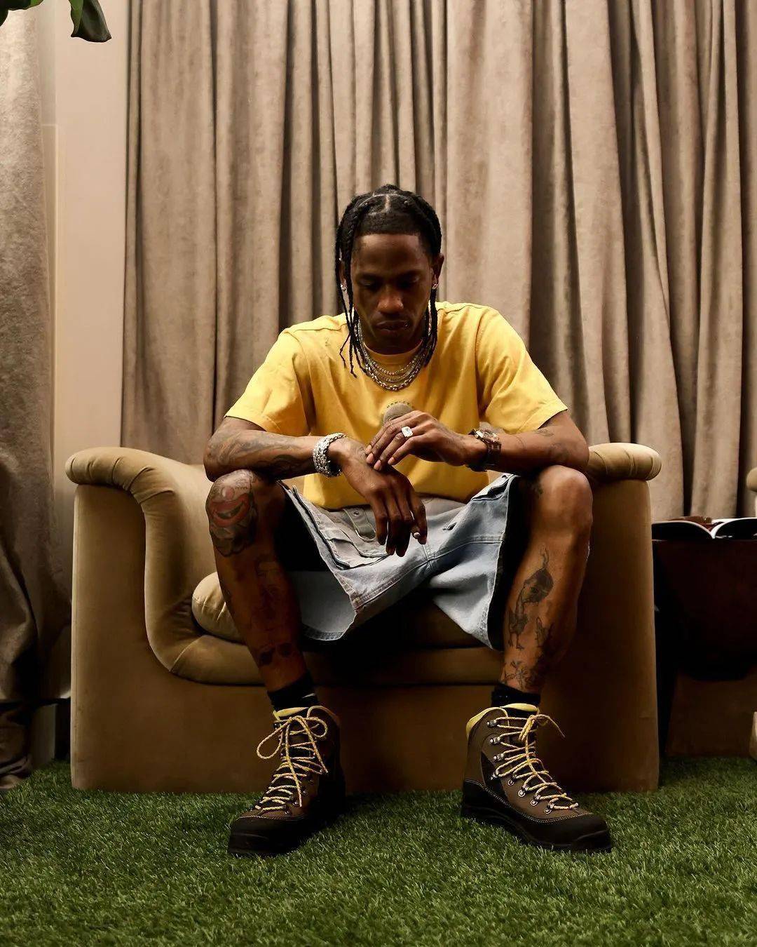 a$ap rocky 穿「袜子鞋」出街!居然要好几万!_pods_侃爷_yeezy