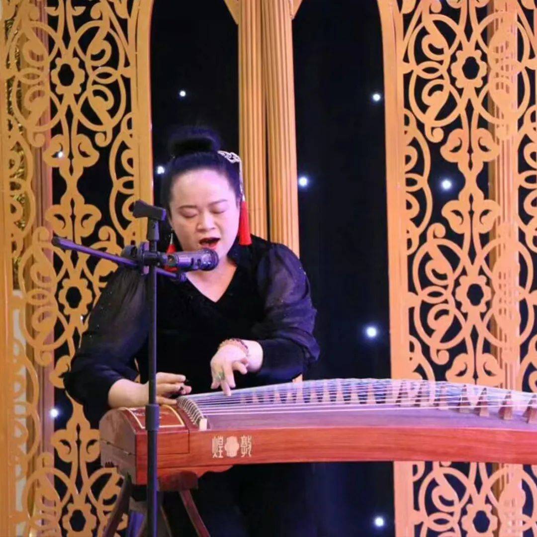 王华毕业于中国青年政治学院少儿教育专业,云南省音乐家协会会员,中国