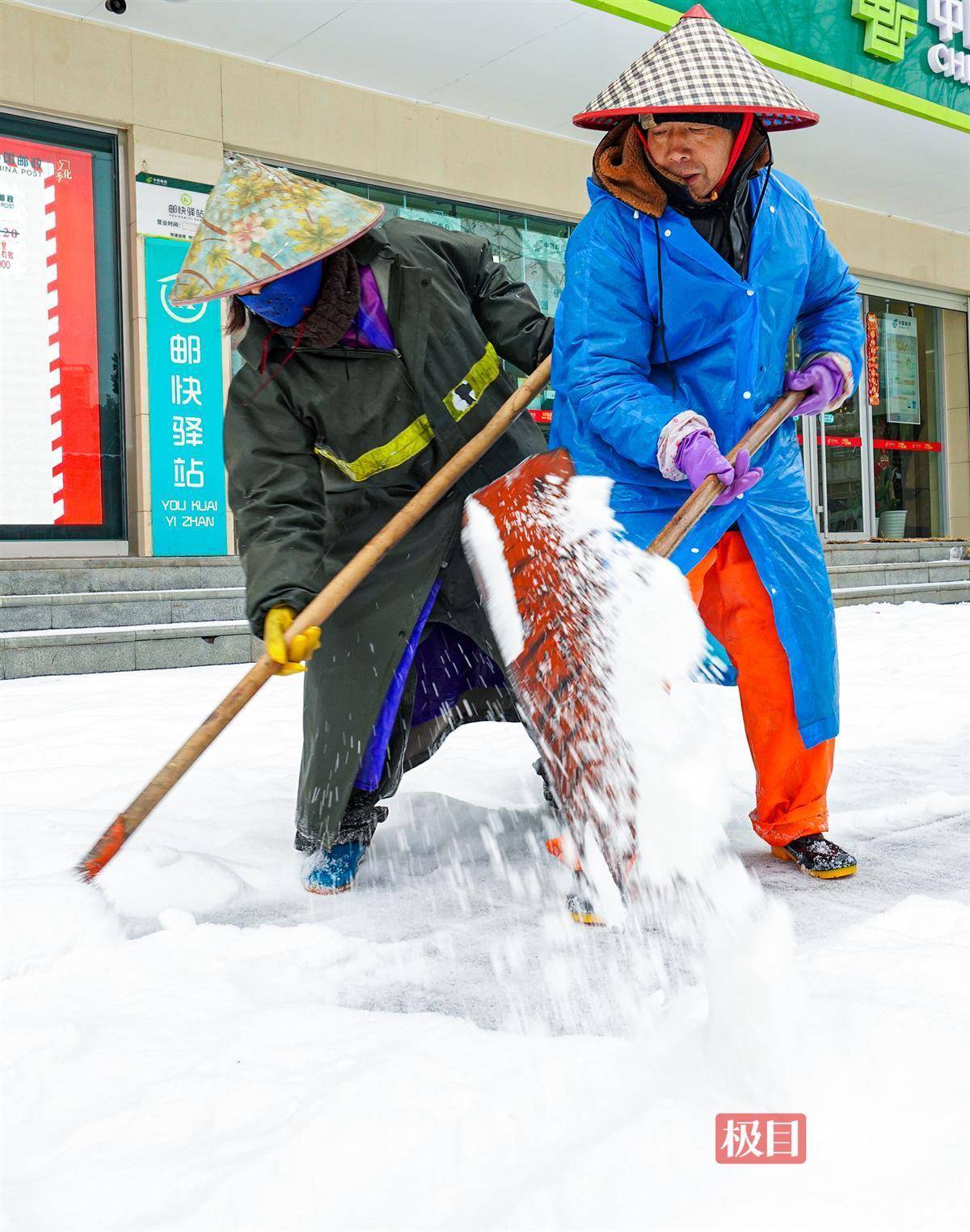 风雪中的环卫工人图片图片