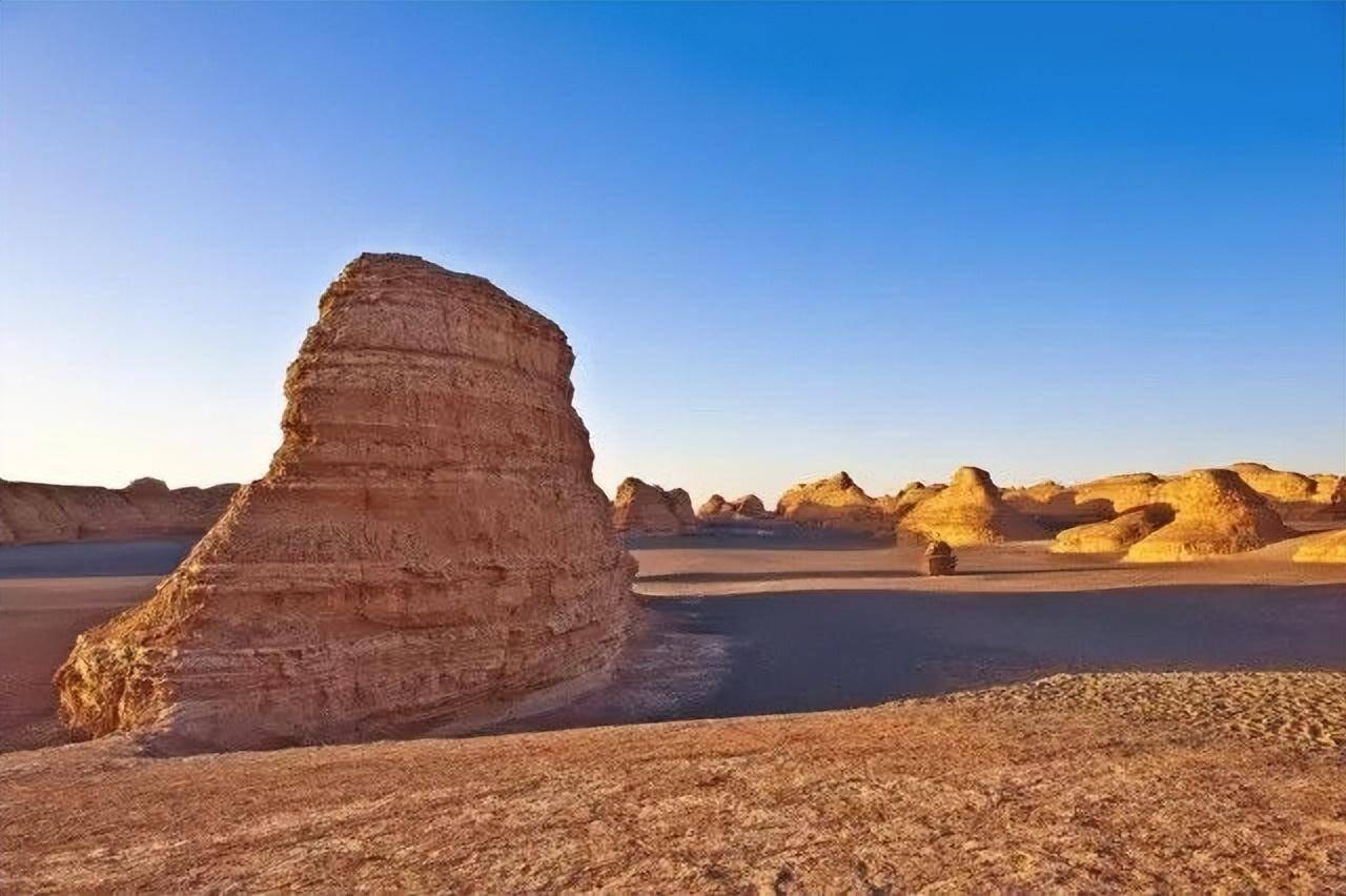 日落之时,这里更显壮阔,一眼,足以难忘终生,用任何语言描述都显得苍白