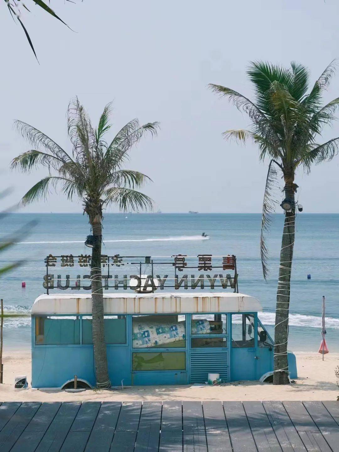 大向1988若是想要找一片人少清净的海滩,那就来小径湾吧,没有扎满的