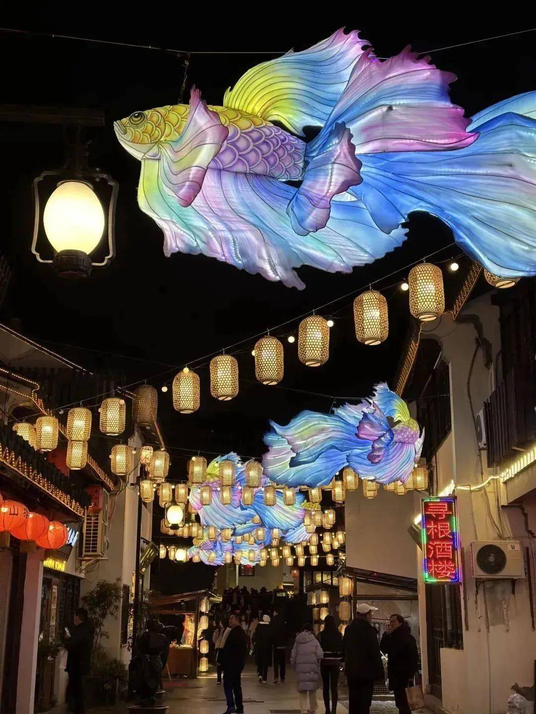 小吃等特色市集以及街头艺人驻唱,并引入赏灯,猜谜,舞龙等民俗体验