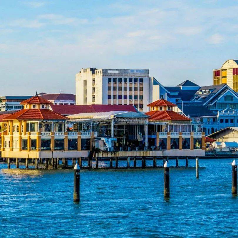 在槟城姓周桥上与好友漫步,去升旗山看槟城绝美夜景,参观槟城最著名的
