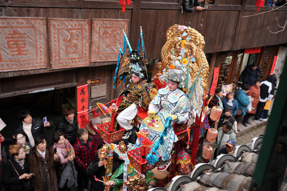 新华全媒 |前童元宵行会:传承500年的民俗盛会上演_翁忻_古镇_游客