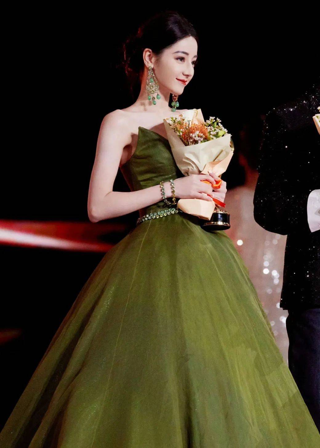 摔了一跤登上热搜,火遍全网的她不止是靠颜值_迪丽热巴_喀什_新疆