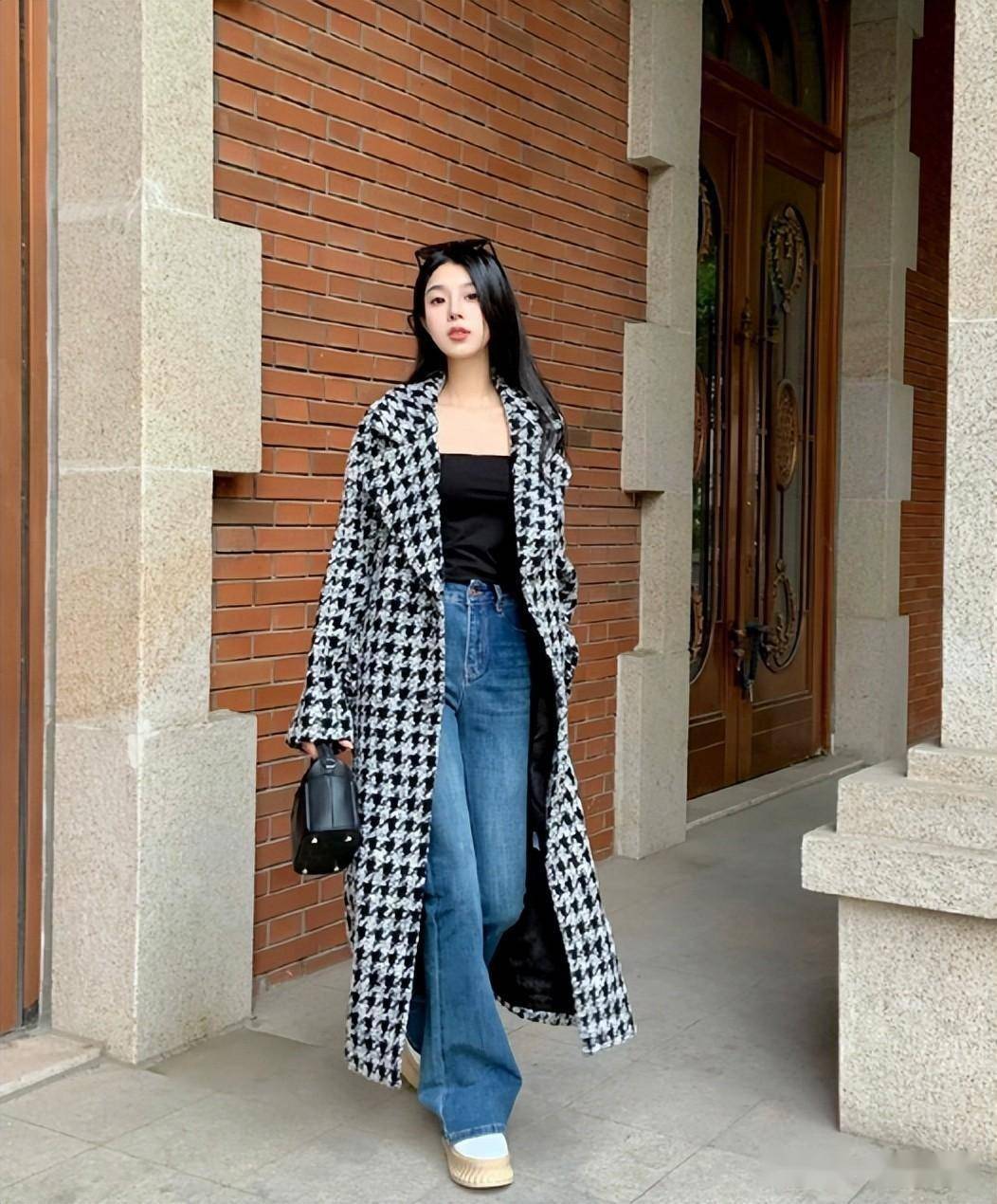 除了穿裙子,裤子也是大衣的经典搭配之一,不过要将大衣的风格与气场