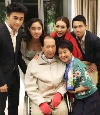 你怎么看待何鸿燊的故事呢?