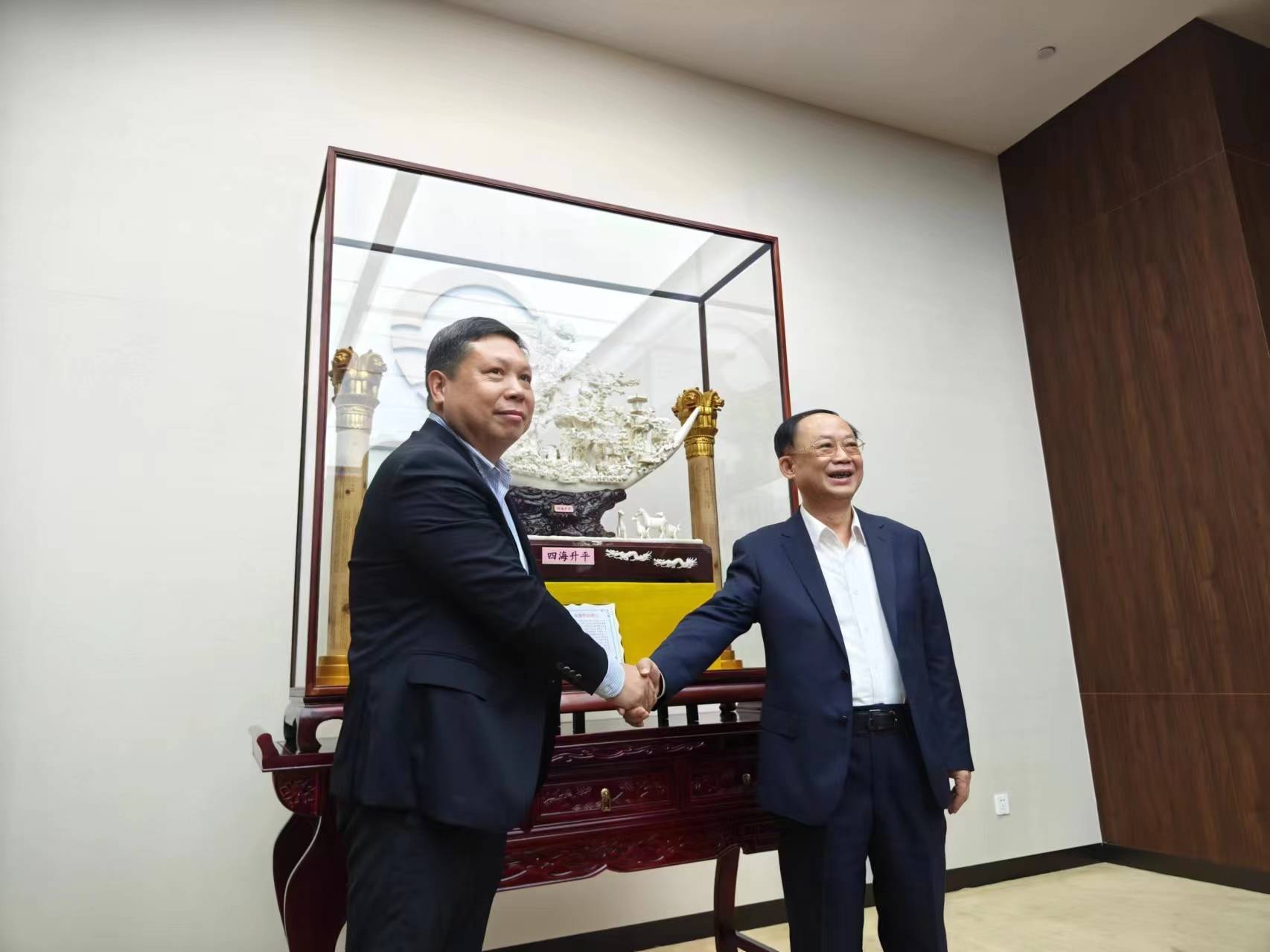 寄寓广州海洋经济高质量发展,大型非遗牙雕《四海升平