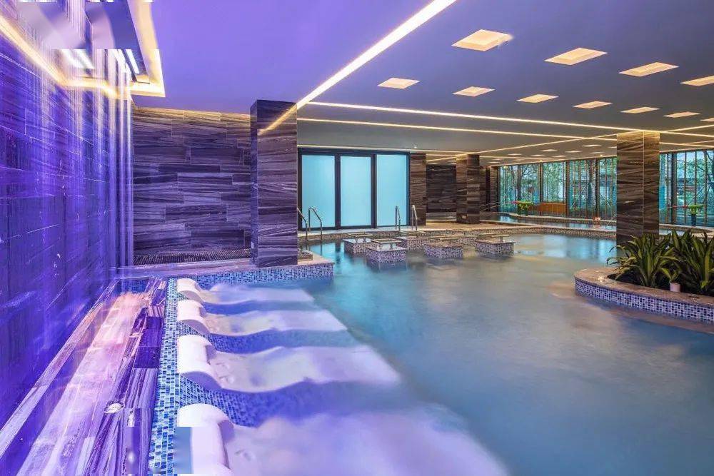 部分还有按摩功能,室内泡池每一个都设有躺椅,每个区域都有以五音冠名