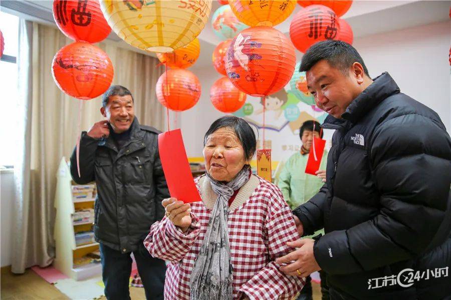 如皋:猜灯谜 包汤圆 迎元宵(特约摄影苏阳09:07摄 12:38上线)2月23日